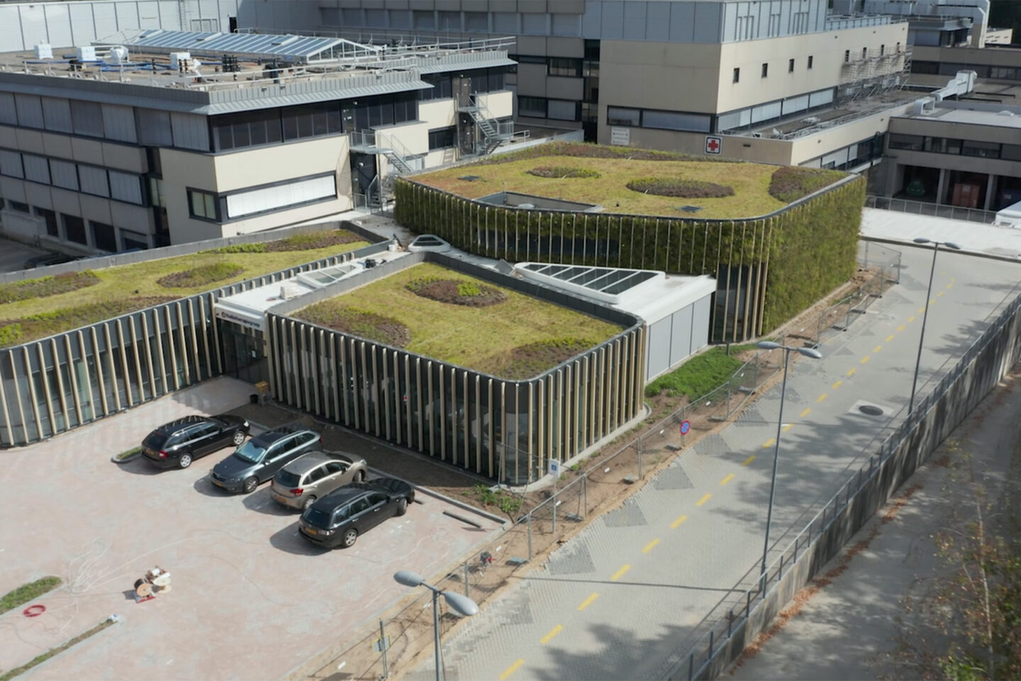 Sempergreen living wall Apeldoorn Radiotherapygroup sky view