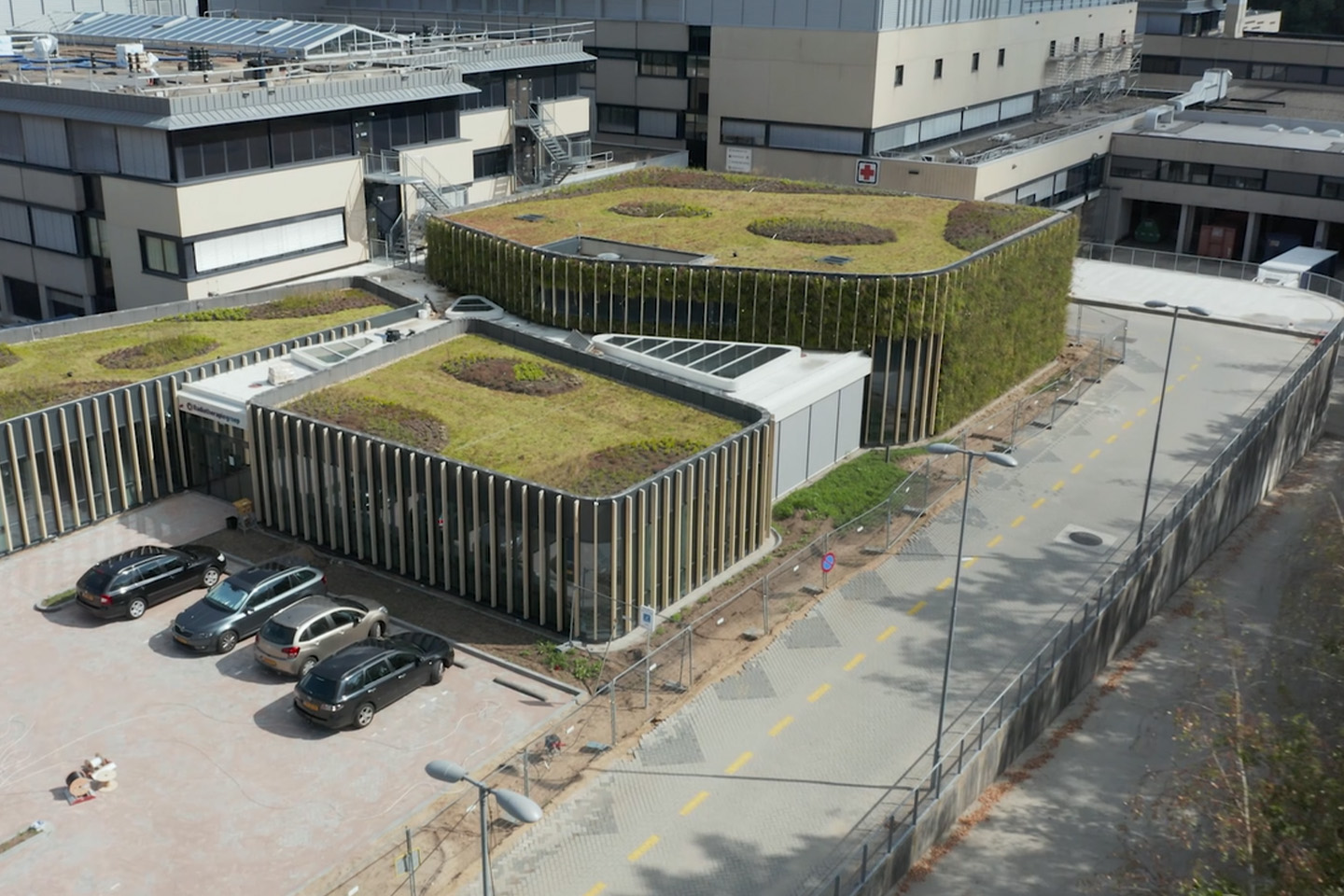 Sempergreen living wall Apeldoorn Radiotherapygroup sky view 2